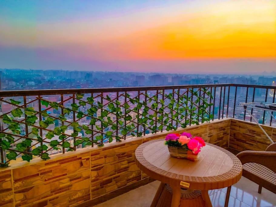 Apartment شقة فندقية ترى النيل والاهرامات Cairo
