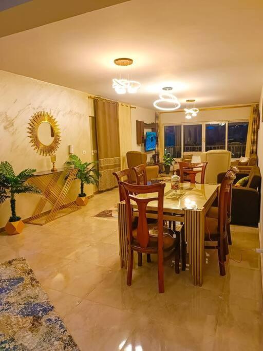 شقة فندقية ترى النيل والاهرامات Apartment *