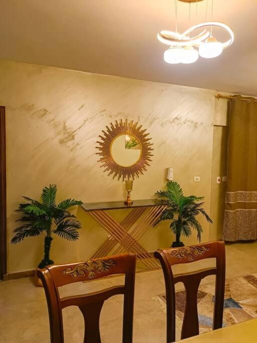 شقة فندقية ترى النيل والاهرامات * Cairo