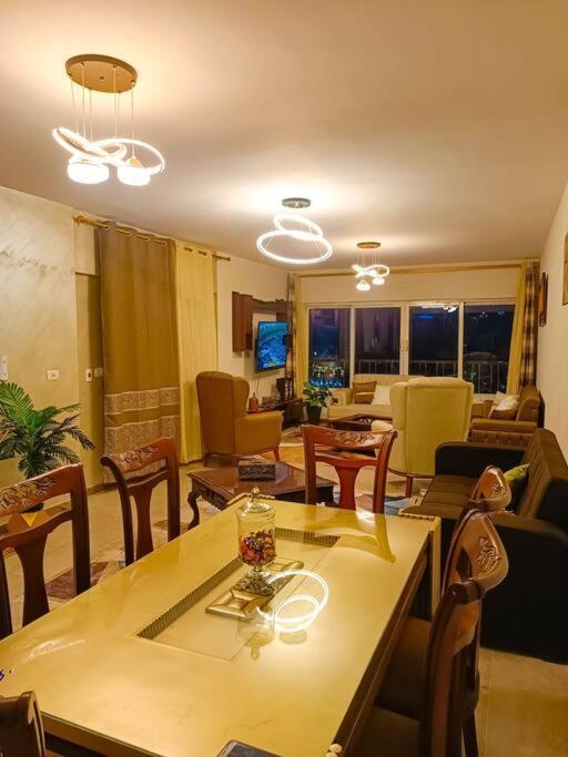 Apartment شقة فندقية ترى النيل والاهرامات *